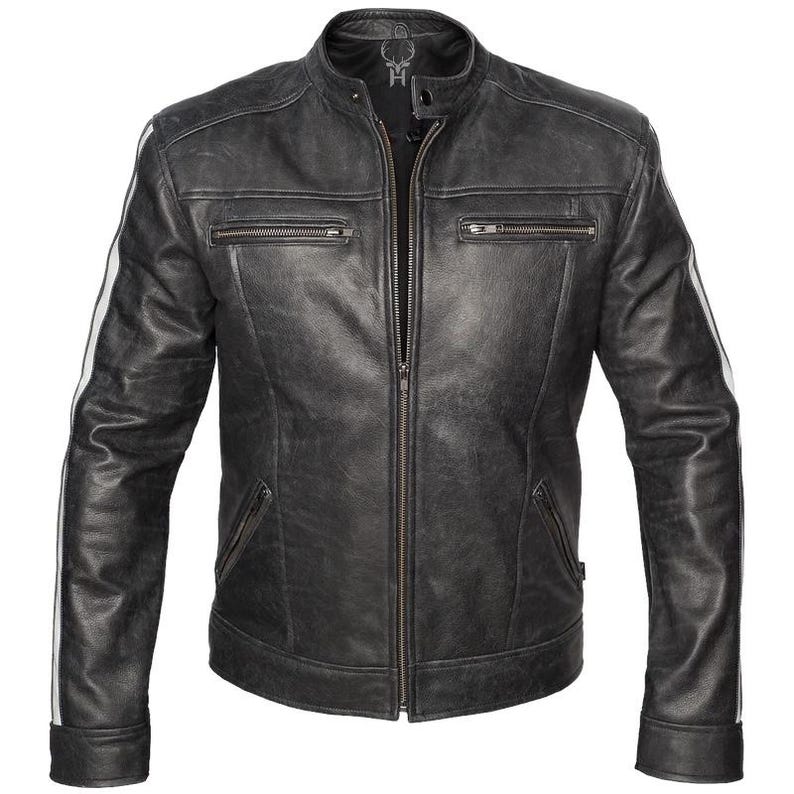 Peut inclure: Veste en cuir noire avec un col montant et une fermeture &eacute;clair int&eacute;grale. La veste pr&eacute;sente deux rayures blanches sur chaque manche et deux poches de poitrine zipp&eacute;es. La veste a une finition vieillie.