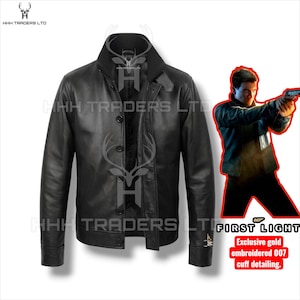 Op de afbeelding: Een zwart leren jack met een hoge kraag, een knoopsluiting aan de voorzijde en goudkleurig geborduurde 007-details op de manchet. Het jack wordt getoond naast een illustratie van een persoon die het jack draagt en een vuurwapen vasthoudt.