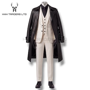 Puede incluir: Un traje formal color crema con camisa y guantes negros, cubierto por una gabardina de cuero negra. El traje incluye chaleco, chaqueta y pantal&oacute;n. Zapatos negros completan el conjunto. El logotipo "HHH TRADERS LTD" es visible en la esquina superior izquierda.