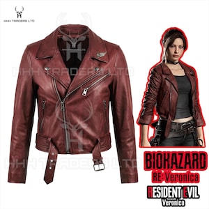 Può includere: Una giacca da moto in pelle rosso scuro con ampio colletto a revers, chiusura frontale asimmetrica con zip, tasche con zip sul petto e sui lati e una cintura con fibbia. La giacca presenta una piccola spilla metallica a forma di ala sul bavero.