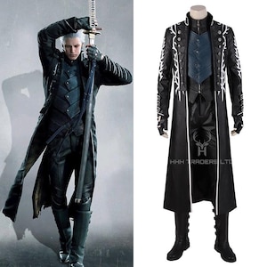 Puede incluir: Un disfraz de cosplay negro con un abrigo largo con detalles blancos, un chaleco azul y pantalones negros. El disfraz se muestra en un maniquí y lo lleva una persona con una espada. El conjunto incluye guantes y botas.