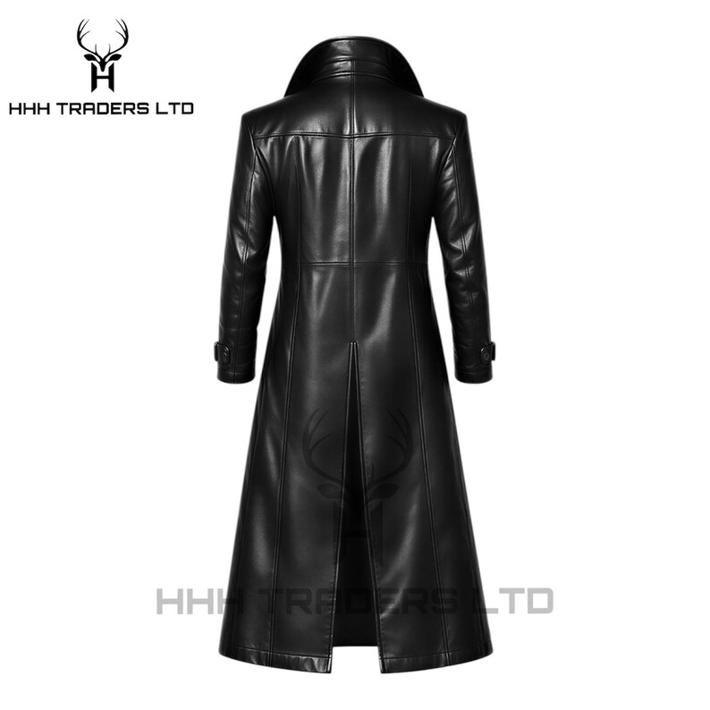 Pu&ograve; includere: Un cartello in legno rustico con la scritta "Welcome to our home" in lettere bianche. Il cartello presenta una finitura invecchiata e un design semplice e invitante.