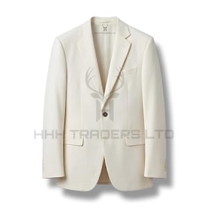 Puede incluir: Blazer color crema con cierre de dos botones, solapas con muescas y dos bolsillos delanteros. El blazer tiene un dise&ntilde;o cl&aacute;sico y est&aacute; hecho de una tela lisa. El texto "HHH TRADERS LTD" est&aacute; impreso en la parte inferior de la imagen.