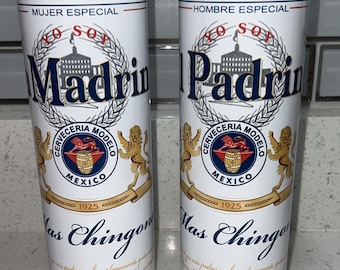 Pode incluir: Dois copos térmicos brancos e dourados com um design que apresenta um leão, um barril e o texto "Cerveceria Modelo Mexico 1925 Mas Chingon" e "Yo Soy El Padrin". Um copo diz "Mujer Especial" e o outro diz "Hombre Especial".