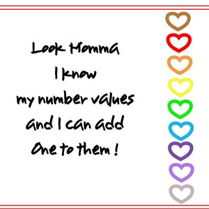 Puede incluir: Una nota escrita a mano con el texto "Look Momma I know my number values and I can add one to them!"  Un arcoíris de corazones está en el lado derecho de la página.