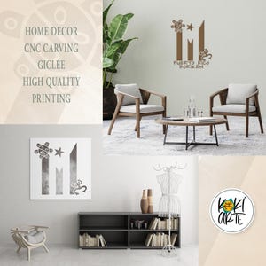 K&ouml;nnte beinhalten: Ein modernes Wohnzimmer mit zwei Holzsesseln, einem runden Couchtisch und einem Wandkunstwerk. Das Wandkunstwerk zeigt ein Puerto Rico Borik&eacute;n-Design. Das Bild enth&auml;lt auch den Text "Home Decor, CNC Carving, Gicl&eacute;e, High Quality Printing."