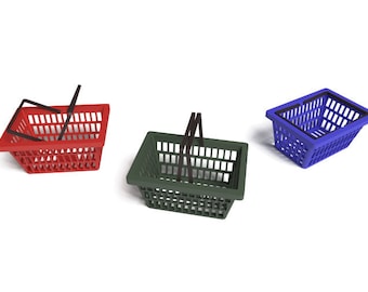 Op de afbeelding: Drie lege winkelmandjes, een rode, een groene en een blauwe. De mandjes zijn van plastic en hebben zwarte handvatten.