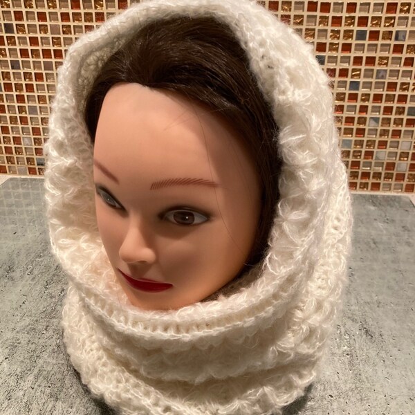 snood, tour du cou, bonnet capuche coloris Blanc cassé, Noisette, bleu jeans, Crocheté main mohair et soie, capuche tour de cou Femme, ado