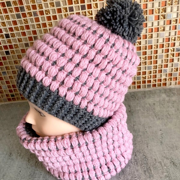 Ensemble bonnet et snood, pompon amovible, coloris Vieux rose poudré et gris foncé, Crocheté main laine acrylique, bonnet tour de cou Femme