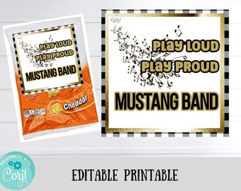 Op de afbeelding: Afdrukbare cadeauzak-etiket met een zwart-wit geruite achtergrond. Het etikett heeft een gouden rand en de tekst "Play Loud Play Proud Mustang Band" in zwart-gouden letters. Er zijn zwarte noten op een witte achtergrond.