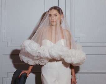 Mid-length voluminous pompom bridal veil, chic and modern bridal veil with flap and volume at the bottom, veil with comb