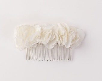 Peigne fleuri hortensias blanc à poser dans les cheveux pour une occasion spéciale, convient à tous les âges