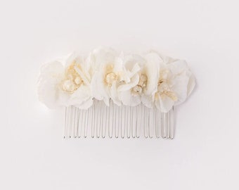 Peigne fleuri aux nuances de blanc à poser dans les cheveux pour une occasion spéciale, convient à tous les âges et évènements