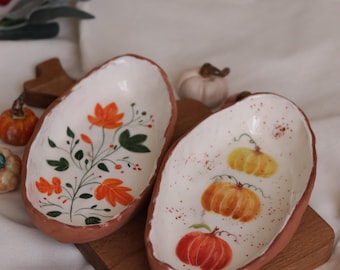 Set di piatti in ceramica dipinti a mano, con decorazioni floreali autunnali e zucche, piatti da portata in stile cottagecore per la cucina.