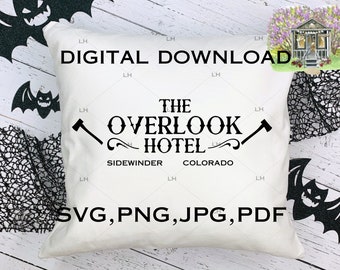 Pode incluir: Uma almofada quadrada branca com texto preto que diz THE OVERLOOK HOTEL, SIDEWINDER, COLORADO, ladeado por dois ícones de machados pretos. O design inclui as palavras DIGITAL DOWNLOAD e SVG, PNG, JPG, PDF impressas na superfície da almofada.