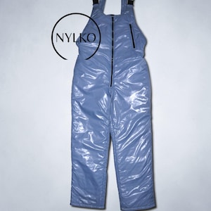 Może przedstawiać: Biały ceramiczny kubek z czarnym uchwytem i napisem "But First, Coffee" pogrubioną, czarną czcionką. Kubek jest ustawiony na rozmytym tle. Kubek ma około 10 cm wysokości.