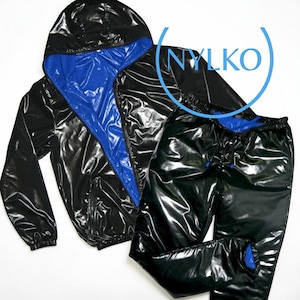 Könnte beinhalten: Ein glänzendes, schwarzes Trainingsanzug-Set mit Kapuzenjacke und passender Hose. Die Jacke hat ein blaues Innenfutter und einen Reißverschluss. Die Hose hat einen elastischen Bund und einen Kordelzug. Der Markenname "NYLKO" ist sichtbar.