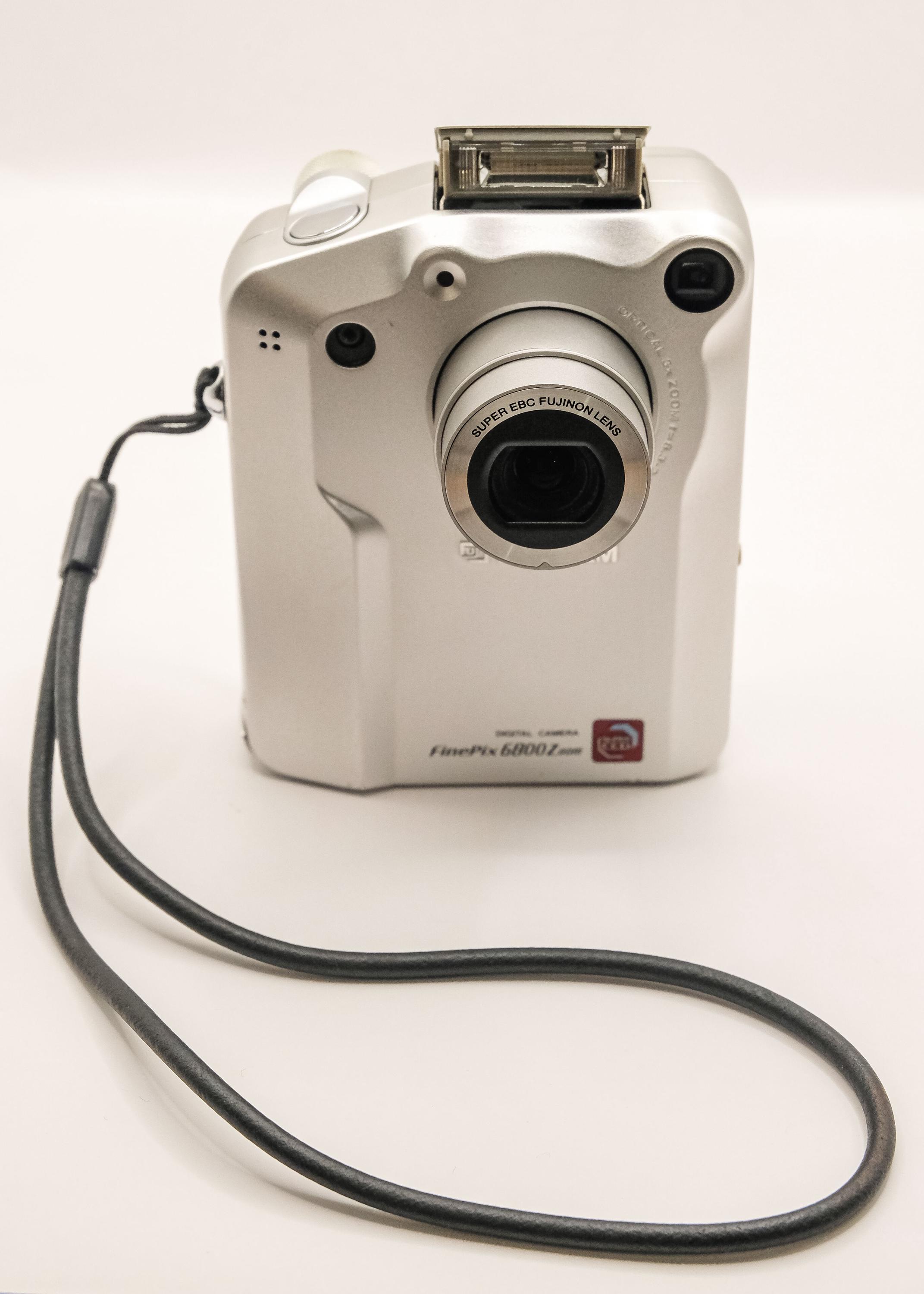 Fujifilm Finepix 6800Z 6800 Zoom Digital Point and Shoot Camera
