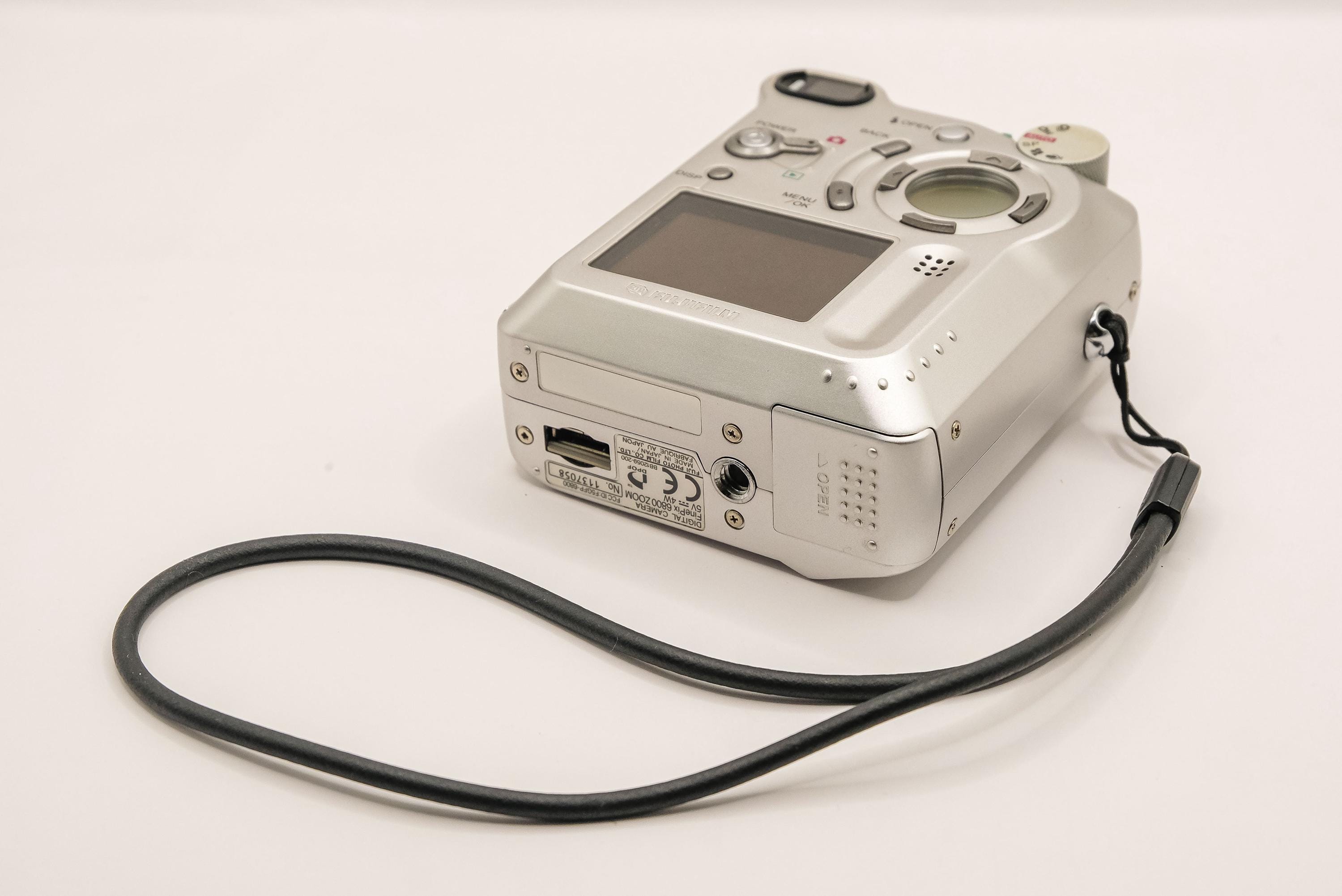 Fujifilm Finepix 6800Z 6800 Zoom Digital Point and Shoot Camera