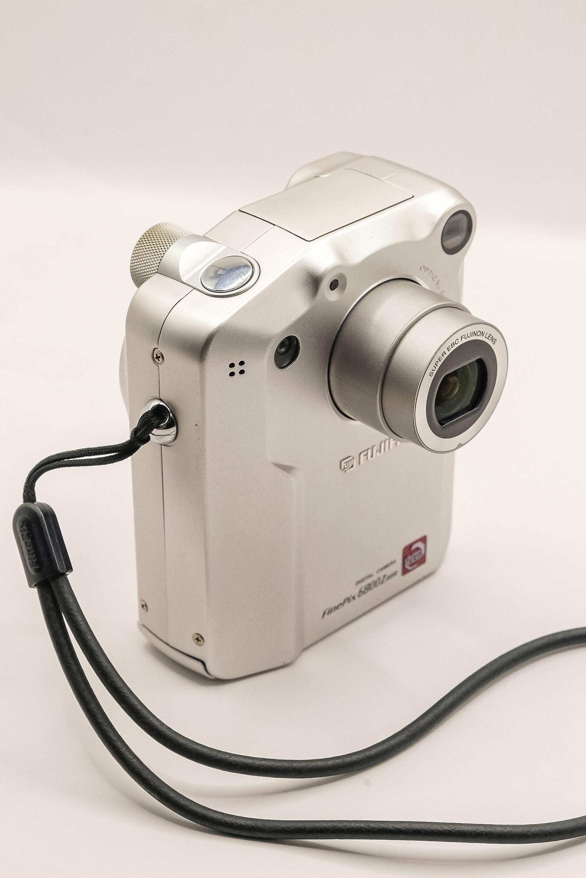 Fujifilm Finepix 6800Z 6800 Zoom Digital Point and Shoot Camera
