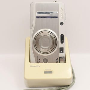 Fujifilm FinePix F700 Digital Point and Shoot Camera - y2k Retro CCD Sensor Digicam - Excellent f/2.8 lens - With PC/Charging Dock - 2003