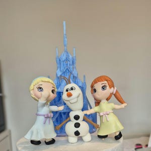 Elsa, Anna & Olaf Cake Topper Set mit Schloss. Nicht essbar und handgefertigt aus umweltfreundlichem, plastikfreiem, ungiftigem Kaltporzellan