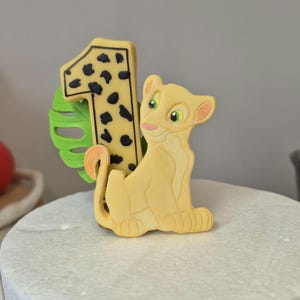 Vela de cumpleaños de leona. No se derrite. Hecha a mano con porcelana fría no tóxica y sin plástico. Adorno para tarta con la frase &quot;León, uno salvaje, dos salvajes&quot;