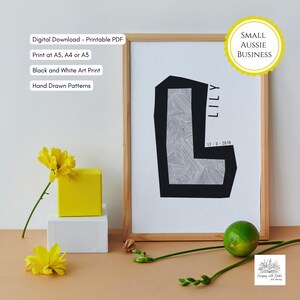 Puede incluir: Impresión de arte en blanco y negro imprimible de la letra L con un patrón dibujado a mano en el interior. La letra está en un marco negro y la impresión incluye el nombre "Lily" y la fecha "17-3-2018".
