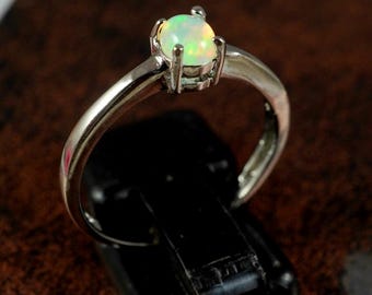Pierścionek z samotnym opalem etiopskim | Srebro próby 925, naturalny opal ognisty