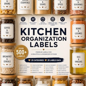 Peut inclure: Une collection de bocaux de rangement en verre transparent avec des couvercles en bambou, chacun portant une étiquette rectangulaire blanche avec du texte noir et une icône de cœur. Le texte central indique KITCHEN ORGANIZATION LABELS.