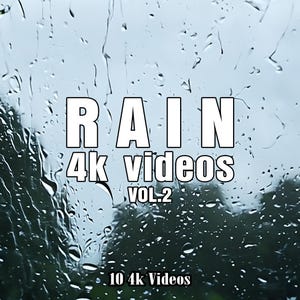 Może przedstawiać: Zbliżenie na okno z kroplami deszczu i białym napisem "RAIN 4K videos VOL.2". W tle rozmyte drzewa. U dołu widoczny tekst "10 4K Videos".