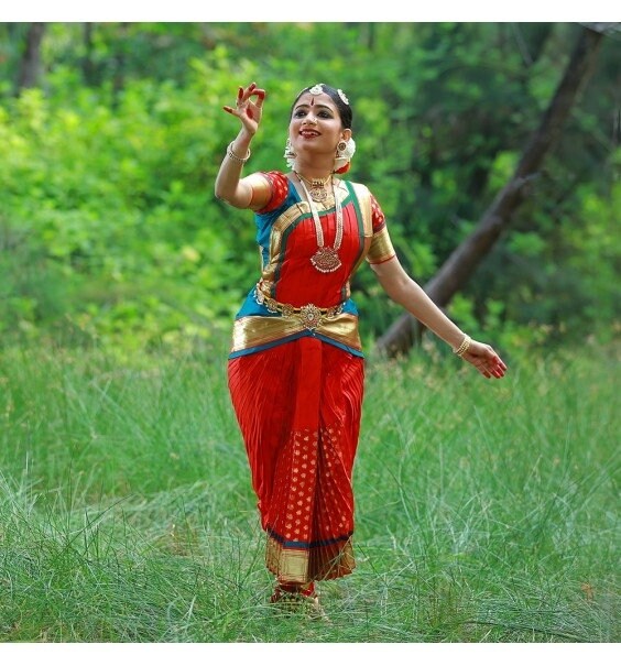 そろそろ残り少なく(u_u)【インド布絵】「BHARAT NATYAM」／送料込 BHARTHNATYM Customised Costume SUNPLEAT Kindly Provide Your