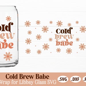 Pode incluir: Um design digital para um invólucro de vidro com o texto "Cold brew babe" em uma fonte retrô com um esquema de cores marrom e laranja. O design também inclui pequenas flores rosa.