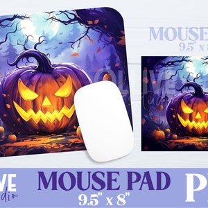 Könnte beinhalten: Eine Halloween-Mausmatte mit einer leuchtenden Kürbislaterne in einer dunklen Waldkulisse. Die Mausmatte ist 9,5 Zoll mal 8 Zoll groß.