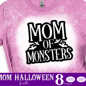 K&ouml;nnte beinhalten: Ein rosa gebleichtes T-Shirt mit dem Text "Mom of Monsters" in Schwarz. Der Text ist von kleinen Fledermaus-Silhouetten umgeben. Das Shirt ist Teil eines Halloween 8 Bundles.