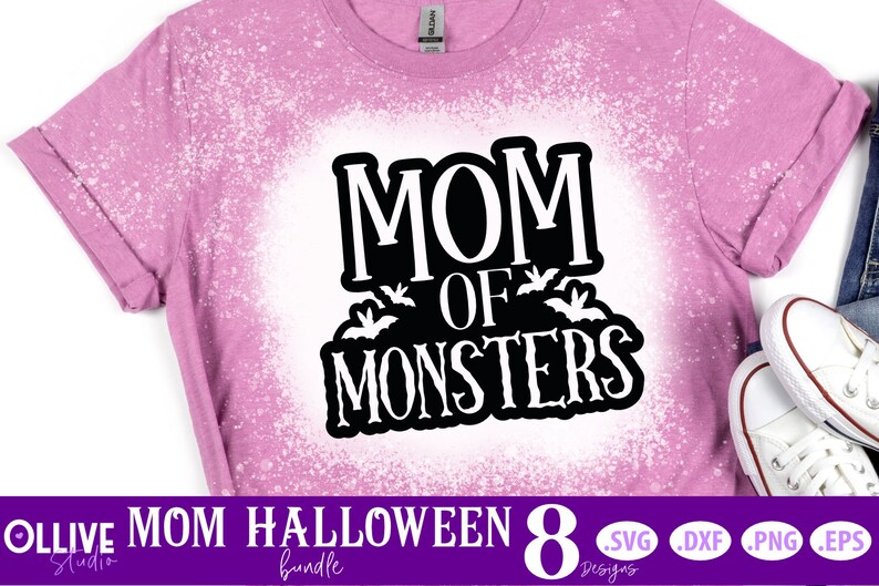 K&ouml;nnte beinhalten: Ein rosa gebleichtes T-Shirt mit dem Text "Mom of Monsters" in Schwarz. Der Text ist von kleinen Fledermaus-Silhouetten umgeben. Das Shirt ist Teil eines Halloween 8 Bundles.
