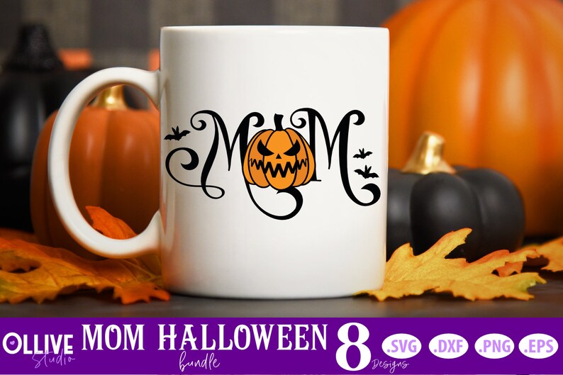 K&ouml;nnte beinhalten: Eine wei&szlig;e Keramiktasse mit einem schwarzen Design des Wortes "MOM" mit einem K&uuml;rbisgesicht in der Mitte. Die Tasse ist von Herbstbl&auml;ttern und K&uuml;rbissen umgeben.