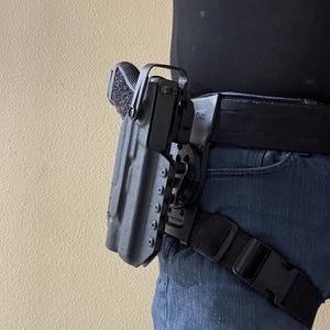 Funda de pierna de nivel II con capucha para la mayoría de las pistolas Canik de tamaño reglamentario con o sin linterna montada en el arma en la plataforma de caída óptima G-code con correa para la pierna