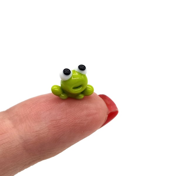 Frog gifts Frog figurine Tiny frog miniature, mini glass frog figurine, micro frog sculpture, small reptile figure Frog ornament Frog decor