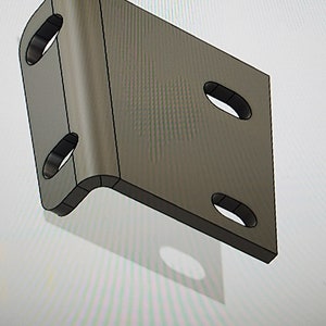 K&ouml;nnte beinhalten: Eine graue Metallhalterung mit drei L&ouml;chern. Die Halterung hat eine gebogene Kante und ist zum Montieren gedacht.