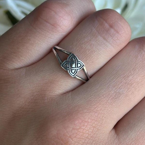 Anello da donna con nodo celtico in argento dal design unico / Anello minimalista di tendenza / Argento sterling 925, regalo per lei, 6,6 mm