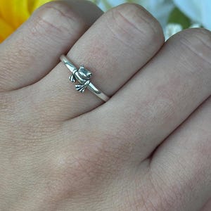 Bedårande grodring med enkel ädelsten för kvinnor | Minimalistisk designring | Unik bröllopsgåva i massivt 925 sterlingsilver 6,8 mm