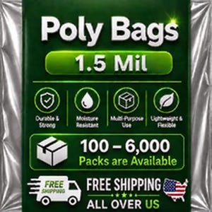 Może przedstawiać: Ciemnozielona prostokątna etykieta produktu dla toreb foliowych Poly Bags 1.5 Mil. Etykieta zawiera biały tekst i ikony wskazujące cechy takie jak trwałość, odporność na wilgoć, wielofunkcyjność i elastyczność. Dostępne opakowania 100-6000.