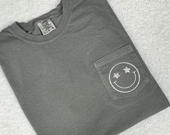 Comfort Colors geborduurd T-shirt met smileygezicht en sterrenhemel