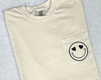 Comfort Colours T-shirt met geborduurde smiley op zak, hartvormige ogen