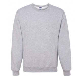 K&ouml;nnte beinhalten: Ein einfarbiger grauer Pullover mit langen &Auml;rmeln und Rundhalsausschnitt.