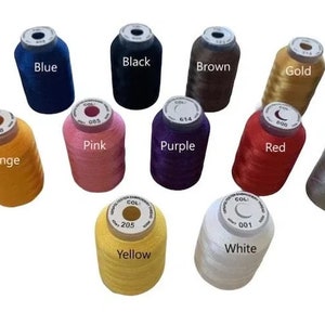 K&ouml;nnte beinhalten: Sortiment von 12 Garnrollen in verschiedenen Farben, darunter Beige, Schwarz, Blau, Braun, Gold, Gr&uuml;n, Orange, Rosa, Lila, Rot, Silber, Wei&szlig; und Gelb.