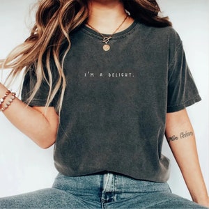 「I&#39;m a Delight」プリント入りコンフォートカラーコットンTシャツ。面白くて皮肉な人気アイテム。男女兼用。