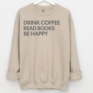 コーヒーを飲んで本を読んで幸せになるスウェットシャツ、DTGプリントユニセックスクルーネック 画像 2