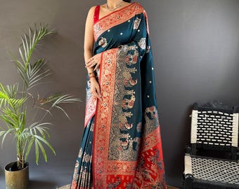 Paithani-sari in pauwblauw | Designer-sari met zilver- en goudkleurige zari-weefsels en rode rand, feestelijke outfit